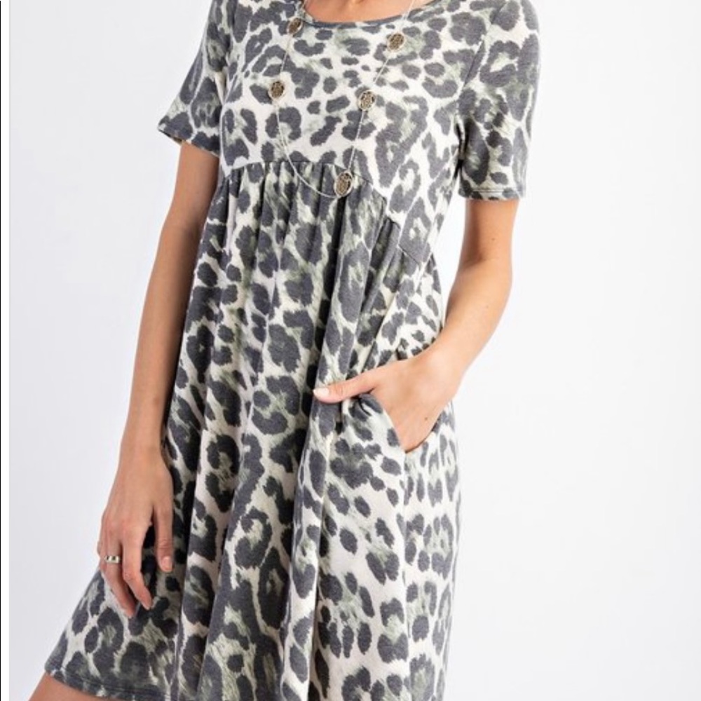Cute short sleeve pocket dress
